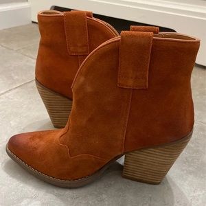 Dingo NWT boots. Size 8. Perfect